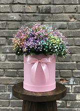 Цветочная композиция из Гипсофила и Розы в шляпной коробке в Советском Республика Дагестан