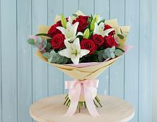 Букет цветов из:  Лилии и Розы в Советском Республика Дагестан