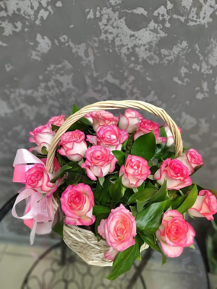 Цветочная композиция из Розы в корзине в Советском Республика Дагестан