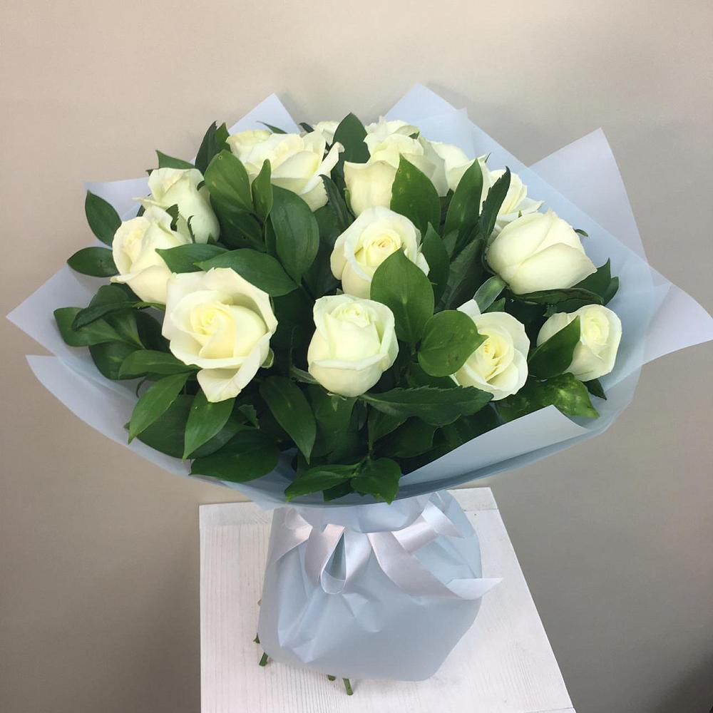 Букет 15 Белых роз Проуд в Советском Республика Дагестан