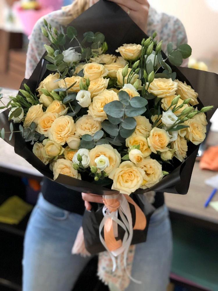 Букет цветов из: Розы и Лизиантусы в Советском Республика Дагестан