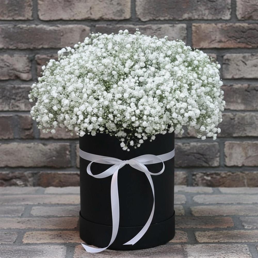 Цветочная композиция из Гипсофила в шляпной коробке в Советском Республика Дагестан