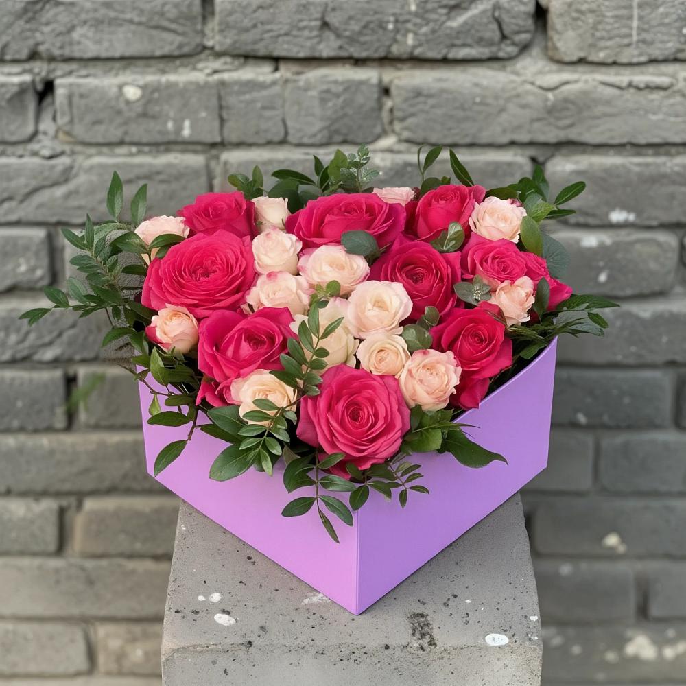 Цветочная композиция из Розы в коробке в Советском Республика Дагестан