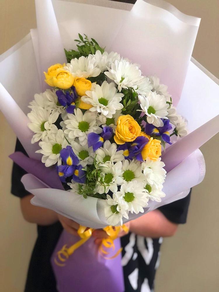 Букет цветов из: Ирисы, Хризантемы и Розы в Советском Республика Дагестан