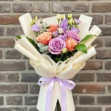 Букет цветов из:  Лизиантусы и Розы в Советском Республика Дагестан