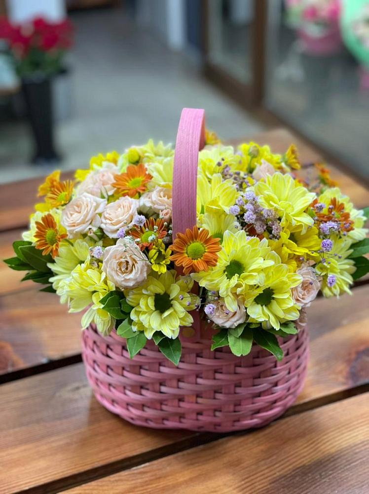 Цветочная композиция из Хризантемы и Розы в корзине в Советском Республика Дагестан