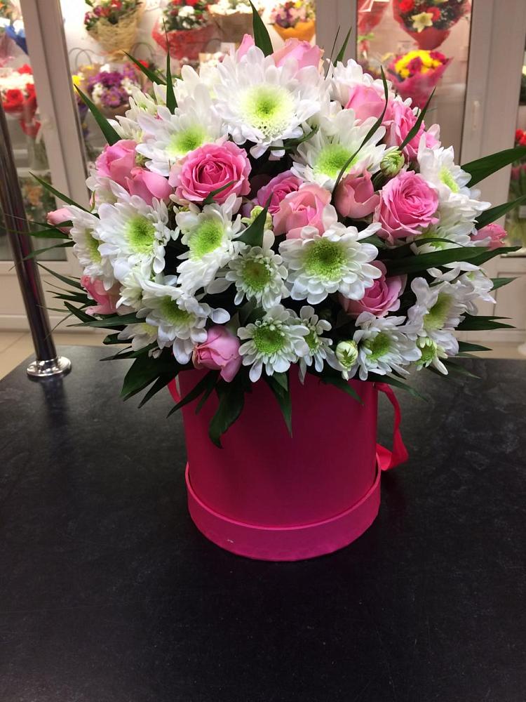 Цветочная композиция из Розы и Хризантемы в шляпной коробке в Советском Республика Дагестан