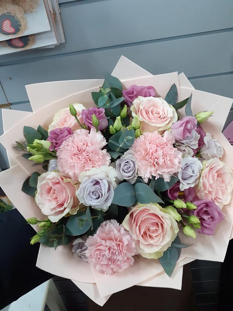 Букет цветов из: Розы, Гвоздики и Лизиантусы в Советском Республика Дагестан