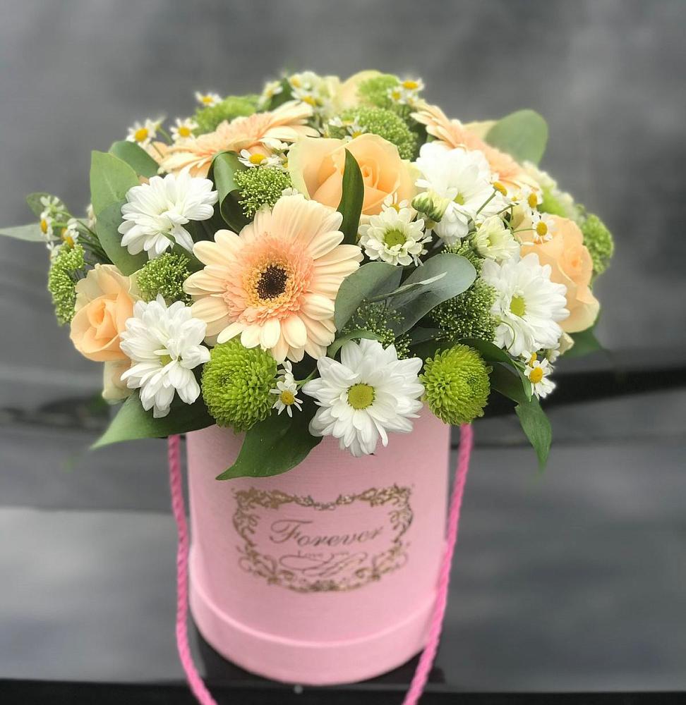 Цветочная композиция из Розы, Герберы и Хризантемы в шляпной коробке в Советском Республика Дагестан