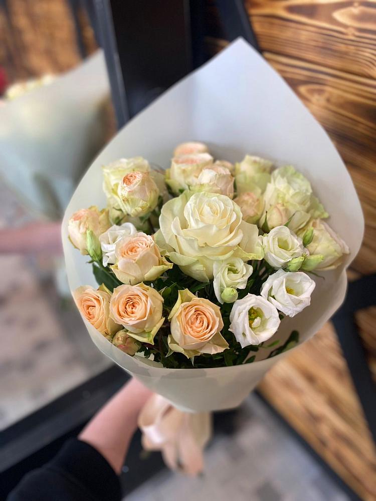 Букет цветов из: Розы и Лизиантусы в Советском Республика Дагестан